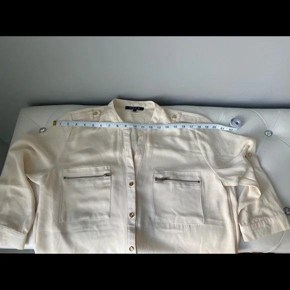 [💙🆓] Must have — Cream short sleeve polyester blouse with gold accents - Picture 10 of 12